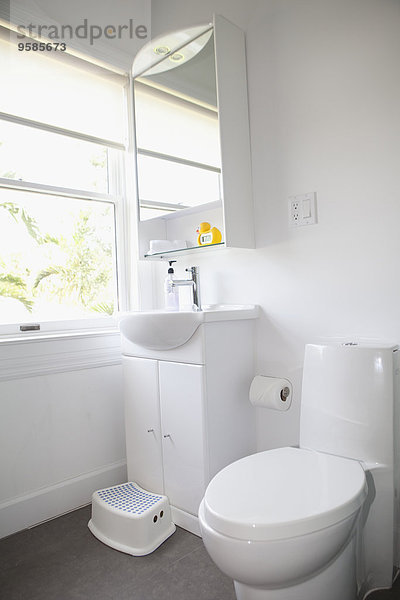 Spülbecken Badezimmer Spiegel modern Toilette