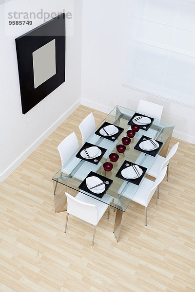 hoch oben Stuhl am Tisch essen Zimmer Ansicht Flachwinkelansicht Tisch Winkel modern