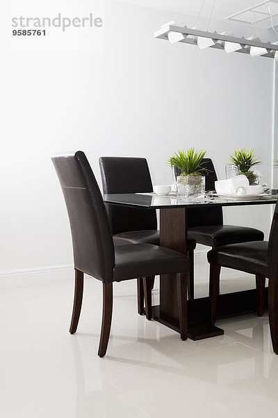 Stuhl am Tisch essen Zimmer Tisch modern