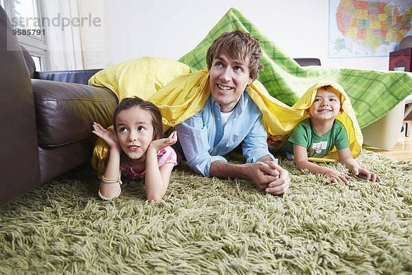 Menschlicher Vater Decke Zimmer Festung Wohnzimmer spielen