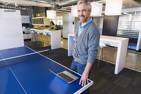 benutzen Tischtennis Notebook Geschäftsmann Büro Tisch