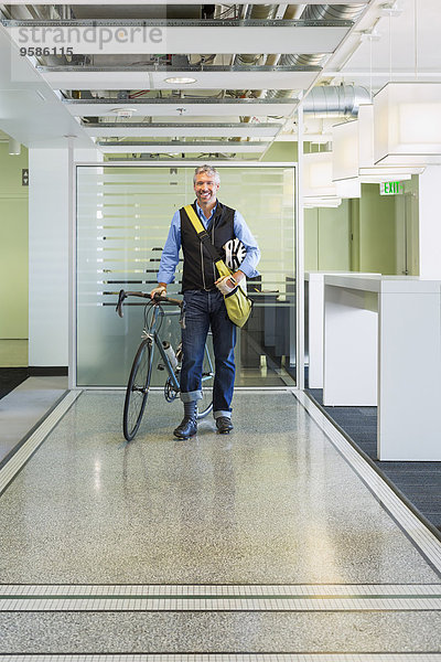 Europäer Geschäftsmann Büro Fahrrad Rad