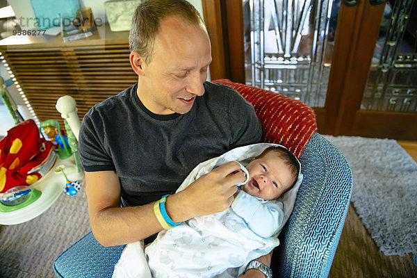 Europäer Junge - Person Menschlicher Vater halten Sessel Baby