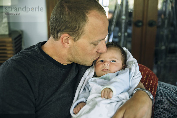 Europäer Junge - Person Menschlicher Vater Zimmer küssen Wohnzimmer Baby
