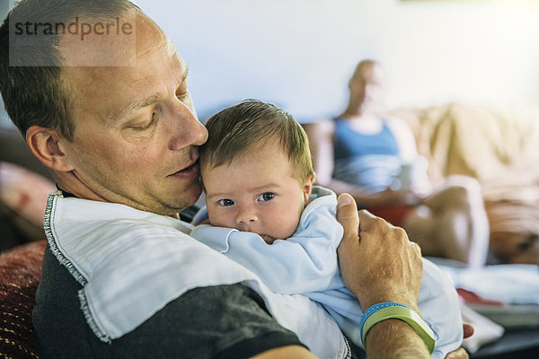 Europäer Junge - Person Menschlicher Vater Zimmer rülpsen Wohnzimmer Baby