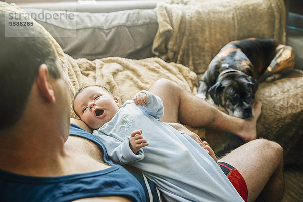 Europäer Junge - Person Menschlicher Vater Zimmer halten gähnen Wohnzimmer Baby