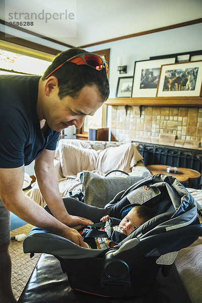Europäer Sitzmöbel Junge - Person Menschlicher Vater Auto befestigen Baby Sitzplatz