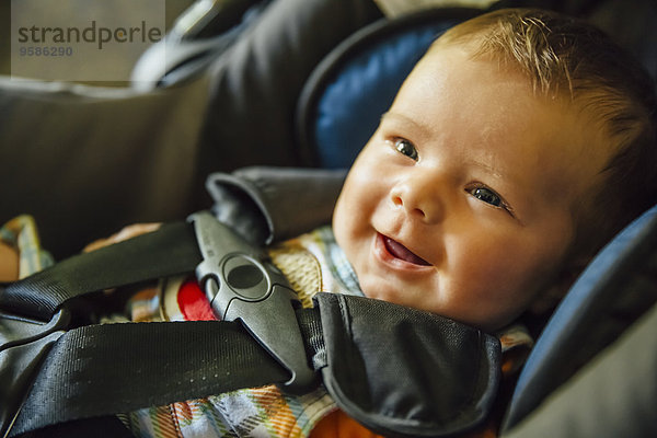 Europäer Sitzmöbel lächeln Junge - Person Auto Baby Sitzplatz