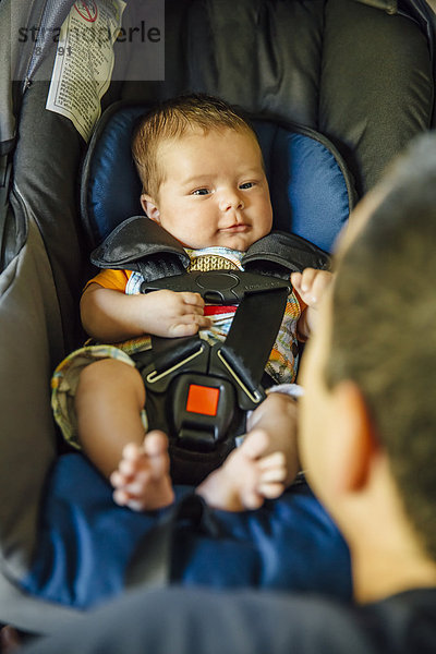 Europäer Sitzmöbel Junge - Person Menschlicher Vater Auto Bewunderung Baby Sitzplatz