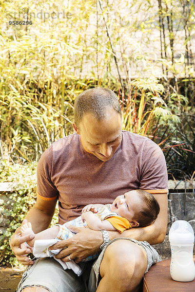 Europäer Junge - Person Menschlicher Vater Garten Baby Hinterhof füttern