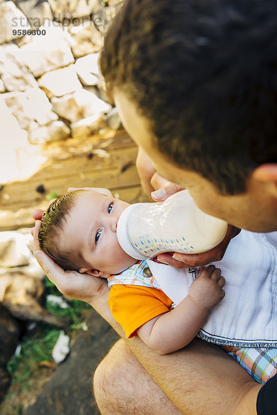 Außenaufnahme Europäer Junge - Person Menschlicher Vater Baby füttern freie Natur