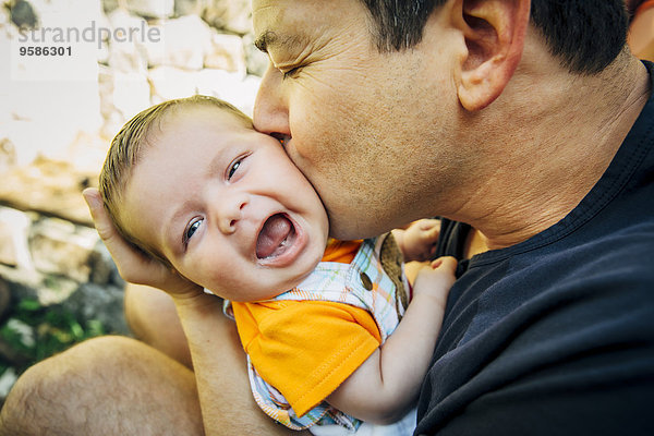 Außenaufnahme Europäer Junge - Person Menschlicher Vater küssen Baby freie Natur