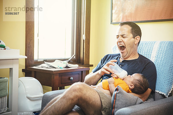Europäer Junge - Person Menschlicher Vater Zimmer gähnen Wohnzimmer Baby füttern