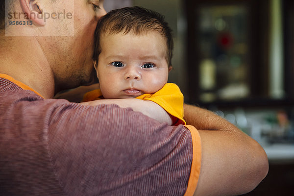 Europäer Junge - Person Menschlicher Vater halten Baby