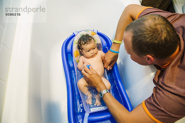 Europäer Junge - Person Menschlicher Vater baden Baby Badewanne