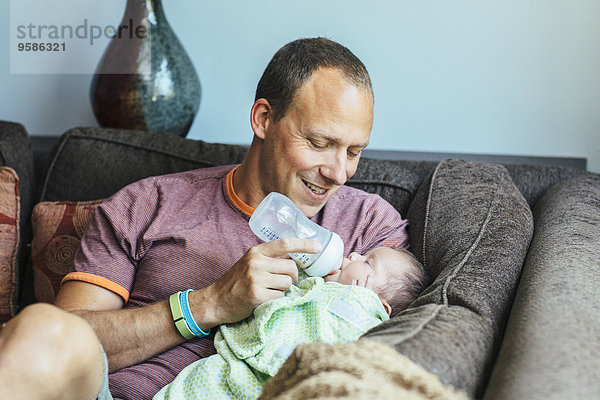 Europäer Couch Junge - Person Menschlicher Vater Baby füttern