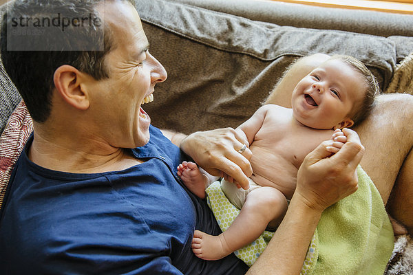 Europäer lachen Couch Junge - Person Menschlicher Vater Baby