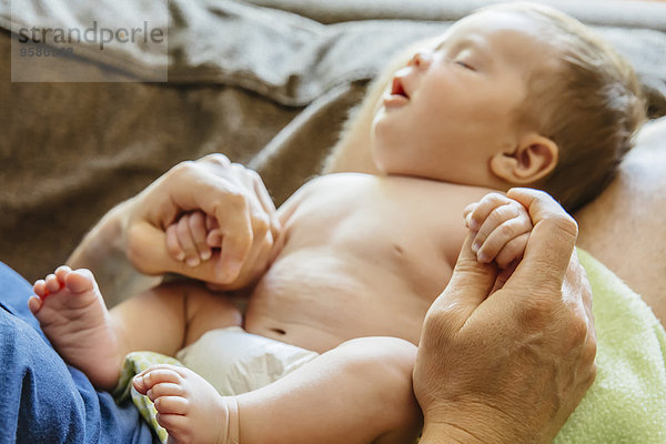 Europäer Couch Junge - Person Menschlicher Vater halten schlafen Baby