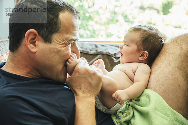 Europäer Junge - Person Menschlicher Vater küssen Baby