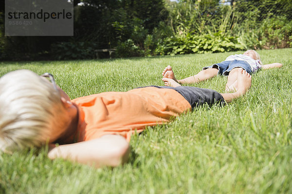 liegend liegen liegt liegendes liegender liegende daliegen Europäer Rasen Garten Hinterhof