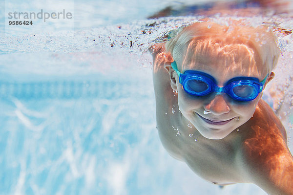 Europäer Junge - Person Unterwasseraufnahme unter Wasser schwimmen