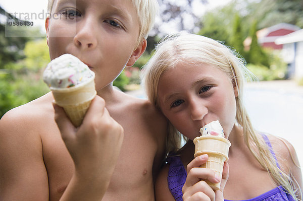 nahe Europäer Eis Schwimmbad essen essend isst Sahne