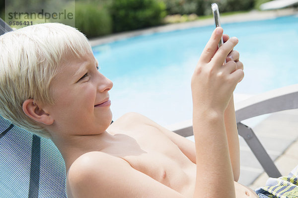 Handy nahe benutzen Europäer Junge - Person Schwimmbad