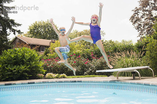 Europäer springen Schwimmbad