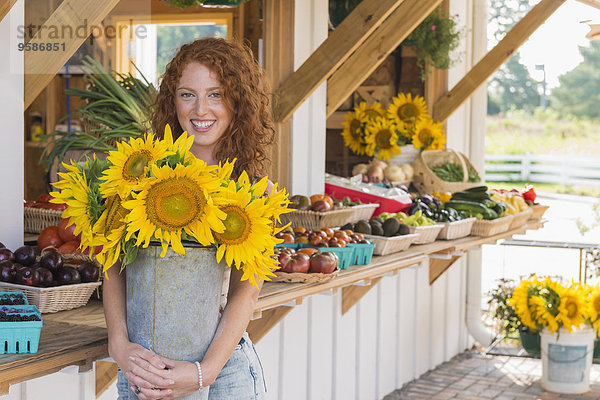 Europäer Frau halten Sonnenblume helianthus annuus Landwirtin Markt