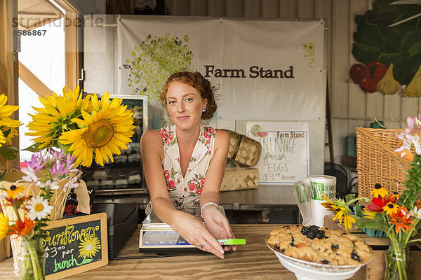 Europäer Frau Blume Frucht verkaufen Landwirtin Streusel Markt