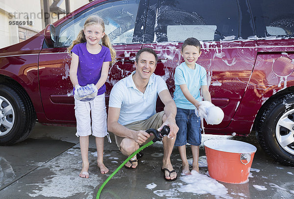 Europäer Menschlicher Vater Auto waschen Fahrweg