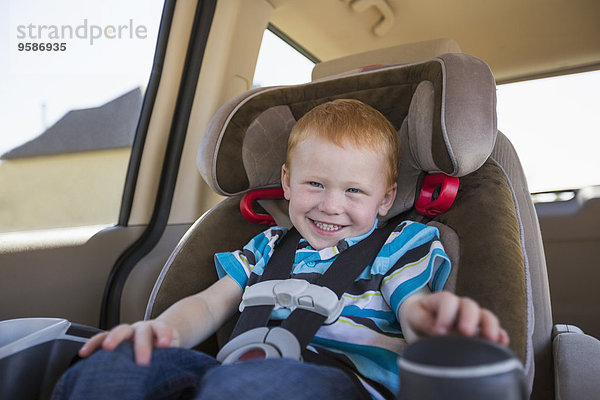 Europäer Sitzmöbel lächeln Junge - Person Auto Sitzplatz