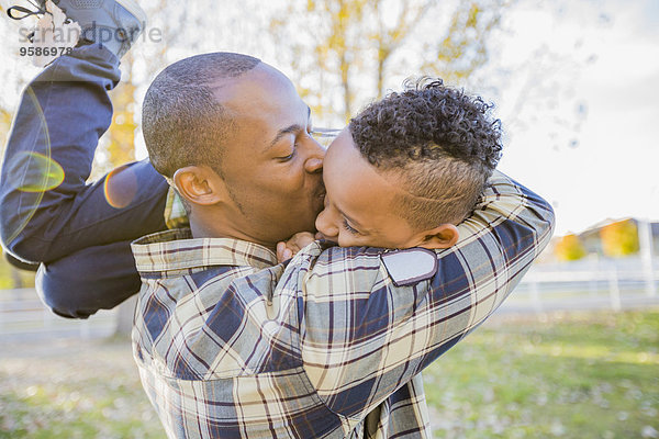 Außenaufnahme Menschlicher Vater Sohn küssen freie Natur