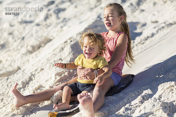 Europäer Bruder Schwester Schlitten Sand Düne