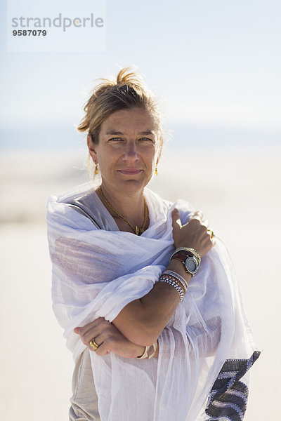 Europäer Frau Schal Verpackung Sand Düne umwickelt