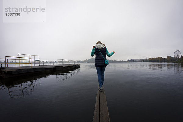 Stilleben still stills Stillleben Europäer Frau über balancieren See Dock