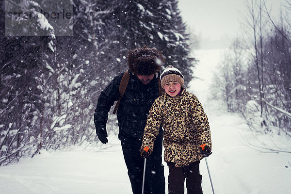 Europäer Menschlicher Vater Schnee Fernverkehrsstraße Skisport Tochter querfeldein Cross Country