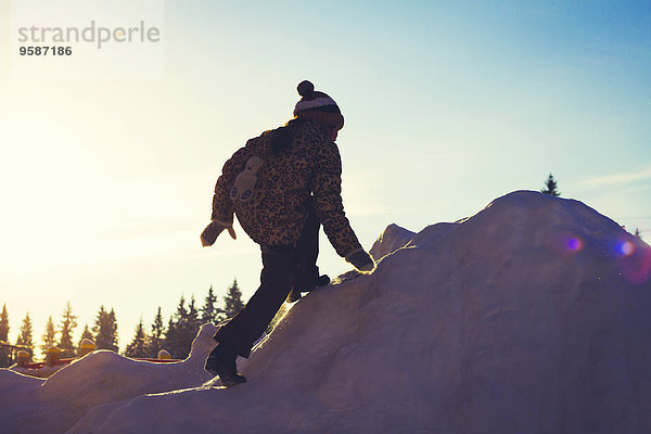Europäer Hügel Schnee Mädchen klettern