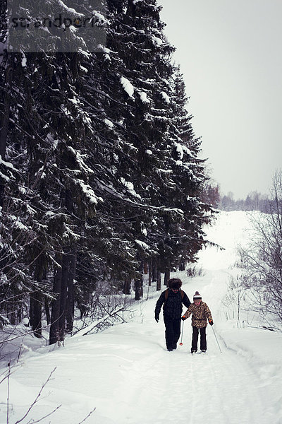 Europäer Menschlicher Vater Schnee Fernverkehrsstraße Skisport Tochter querfeldein Cross Country