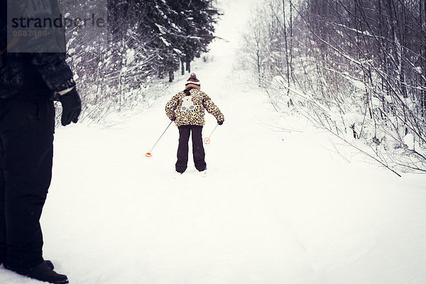 Europäer Menschlicher Vater Schnee Fernverkehrsstraße Skisport Tochter querfeldein Cross Country