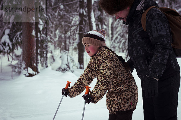 Europäer unterrichten Menschlicher Vater Wald Ski Tochter querfeldein Cross Country