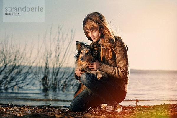 nahe Europäer Hund See streicheln Mädchen