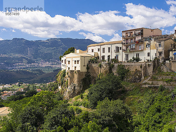 Italien  Sizilien  Provinz Palermo  Monreale  alte Häuser auf Felswänden