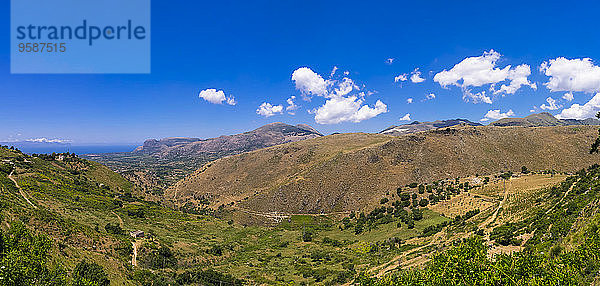 Italien  Sizilien  Provinz Palermo  Blick auf die Berge von Capaci  von Borgetto aus gesehen  Panorama