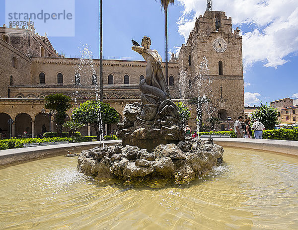 Italien  Sizilien  Provinz Palermo  Monreale  Kathedrale Santa Maria Nuova und Brunnen im Vordergrund