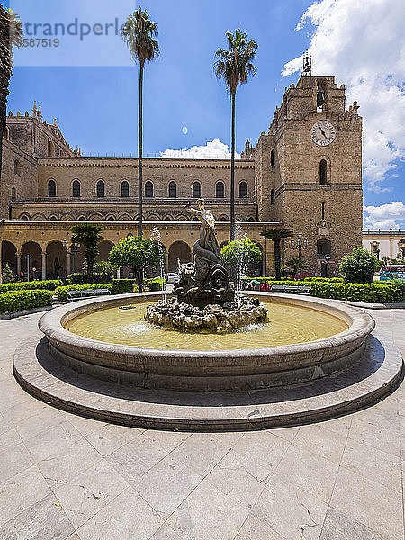 Italien  Sizilien  Provinz Palermo  Monreale  Kathedrale Santa Maria Nuova und Brunnen im Vordergrund