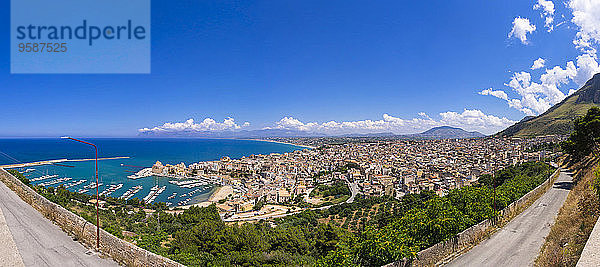 Italien  Sizilien  Stadtbild von Castellammare del Golfo mit Festung und Hafen