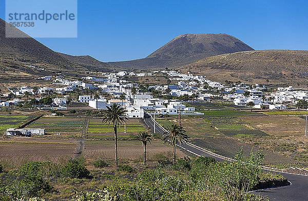 Spanien  Kanarische Inseln  Lanzarote  Dorf Maguez und Vulkan Monte Corona