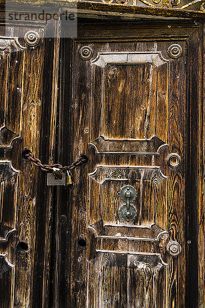 Italien  Comacchio  alte Tür mit Kette und Vorhängeschloss