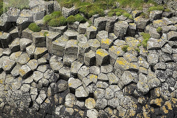 UK  Schottland  Argyll und Bute  hexagonale Basaltsäulen auf der Insel Staffa